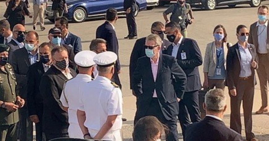 Μητσοτάκης και Πομπέο στη βάση της Σούδας (εικόνες)