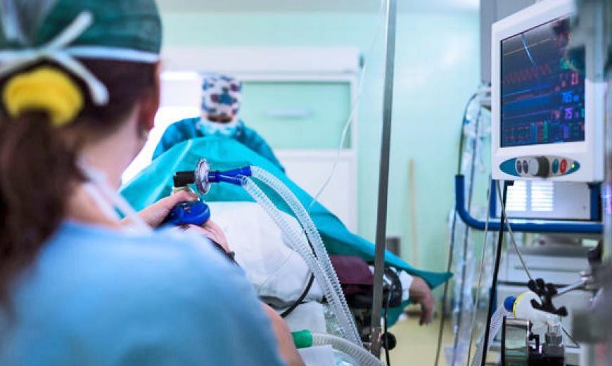 Κοροναϊός: 10 θάνατοι στη Μαλεσίνα – Νεκρός 44χρονος χωρίς υποκείμενα νοσήματα