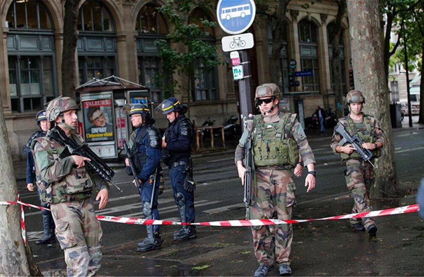 Συγκλονίζει τη Γαλλία η ανατριχιαστική δολοφονία του καθηγητή