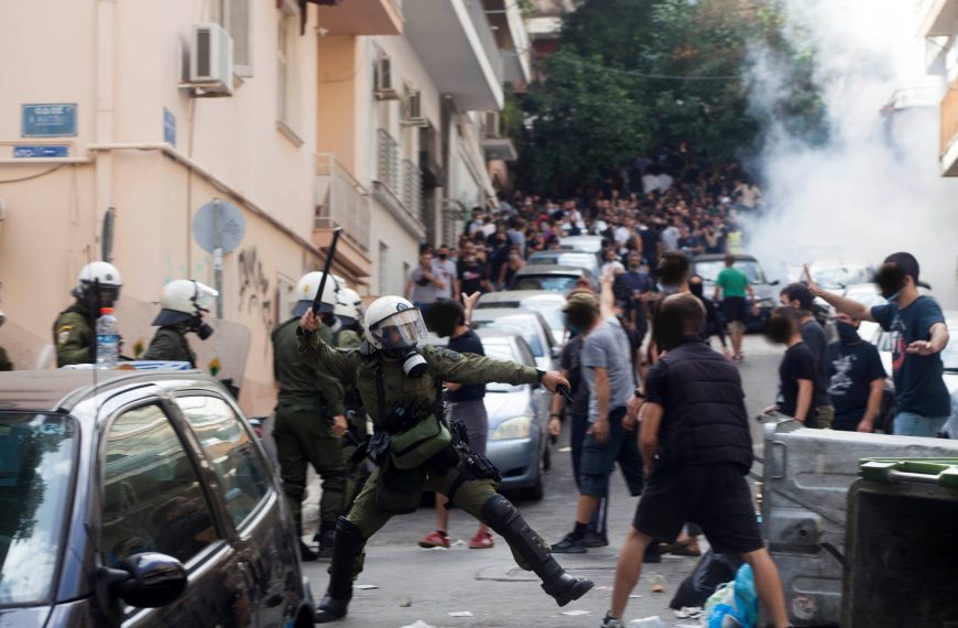 Ο δημοσιογράφος Δημήτρης Σούλτας για τα επεισόδια: Tα ΜΑΤ άρχισαν να ξυλοφορτώνουν αδιακρίτως τον κόσμο (Photos)