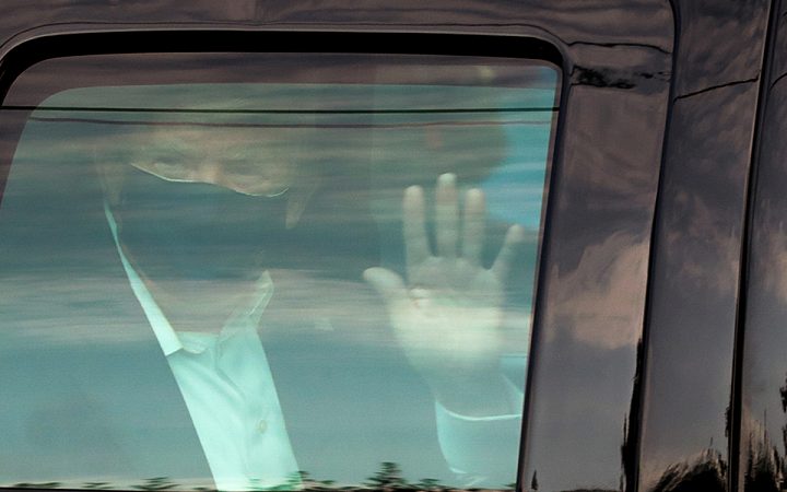 Σφοδρές αντιδράσεις για τη «βόλτα» Τραμπ έξω από το νοσοκομείο (vid)