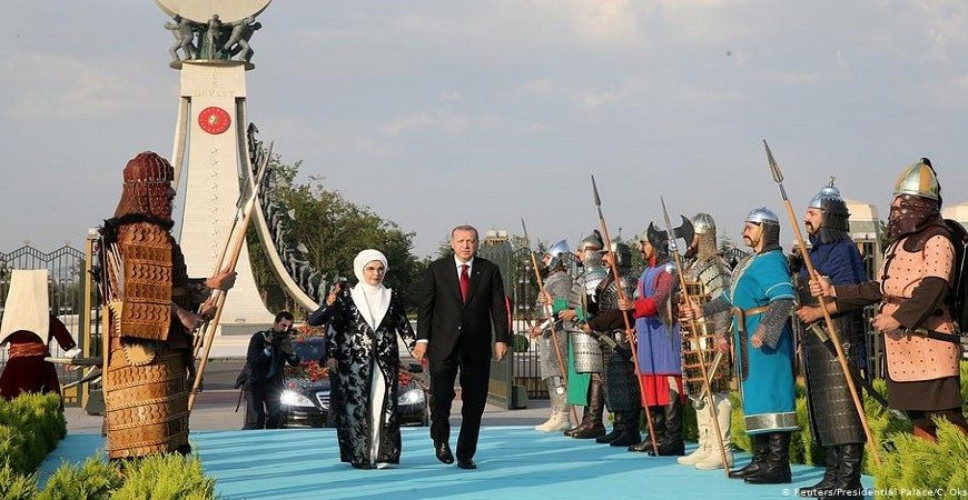 Τριπλασιάστηκαν τα έξοδα των «ανακτόρων» του Ερντογάν-«Ζει στον ροζ κόσμο του»