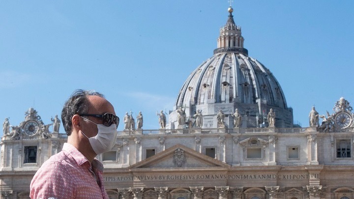 Ιταλός καθηγητής ιολογίας: Θεωρώ ότι θα πάμε σε lockdown την περίοδο των Χριστουγέννων