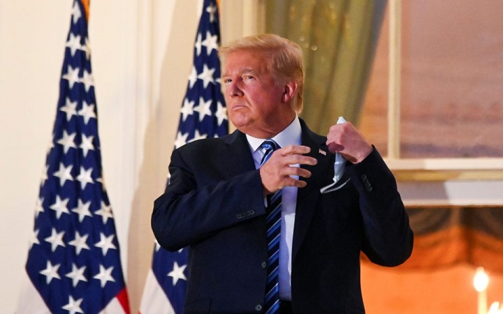 Εξιτήριο για τον Τραμπ – Επέστρεψε στον Λευκό Οίκο και έβγαλε τη μάσκα του…