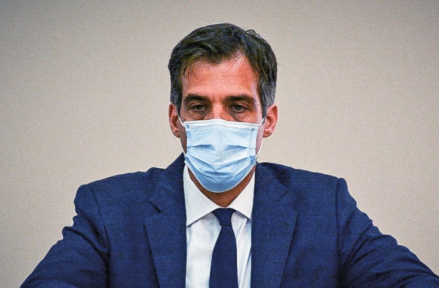 ΕΟΔΥ για “κορονογλέντι”: Θα το πληρώσουν τρεις οδηγοί και μία επαγγελματίας Υγείας – Δεν αναλαμβάνει την ευθύνη ο Αρκουμανέας