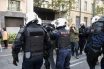 Βίντεο ντροπής για την ΕΛ.ΑΣ.: Αστυνομικοί “παίζουν” χυδαία με τα λουλούδια στο μνημείο του Αλεξάνδρου