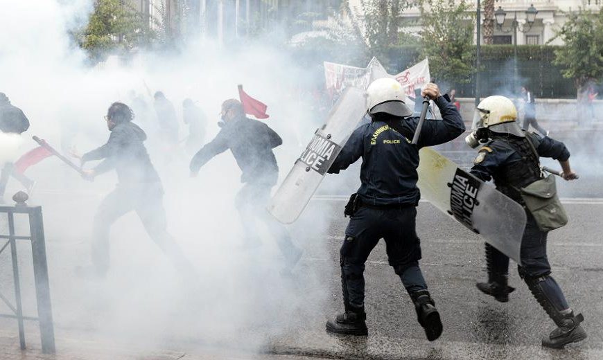 Αστυνομικοί έσπασαν το σαγόνι φοιτητή με πυροσβεστήρα