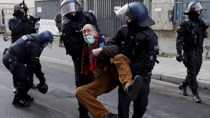 Γερμανία: Διαδηλώσεις αρνητών της μάσκας και των περιοριστικών μέτρων σε πολλές πόλεις