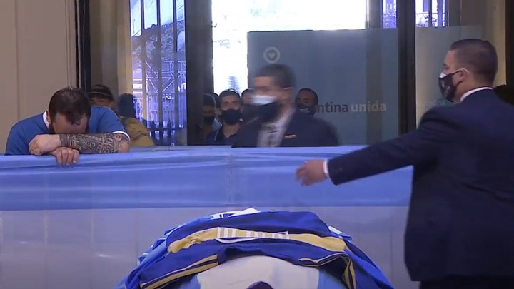 Ντιέγκο Μαραντόνα: Κοσμοσυρροή στο λαϊκό προσκύνημα