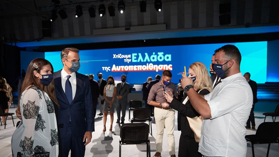 Η δημοσκόπηση- συναγερμός: Πως η κυβέρνηση χάνει την επικοινωνιακή μάχη για το 2ο κύμα