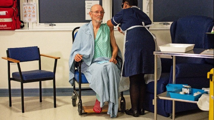 Στην Αγγλία εμβολιάστηκε κατά της COVID-19 ο Ουίλιαμ Σαίξπηρ