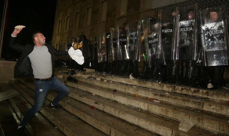 Αλβανία: Εξέγερση μετά τη δολοφονία 25χρονου από αστυνομικό (βίντεο)