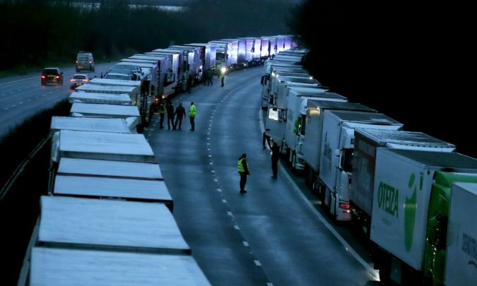 Ντόβερ: Οι αποκλεισμένοι οδηγοί απαιτούν να φύγουν από τη Βρετανία