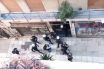 Εισβολή της ΕΛ.ΑΣ. σε πολυκατοικία – Εγκληματική ρίψη κρότου λάμψης σε εσωτερικούς χώρους