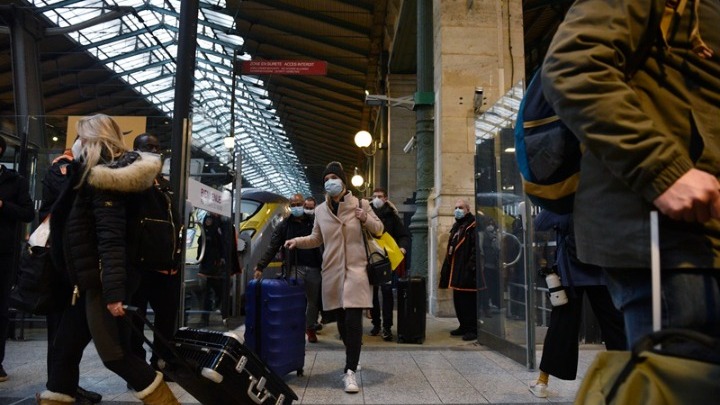 Νέα, αυστηρά περιοριστικά μέτρα την παραμονή των πρώτων εμβολιασμών στην ΕE