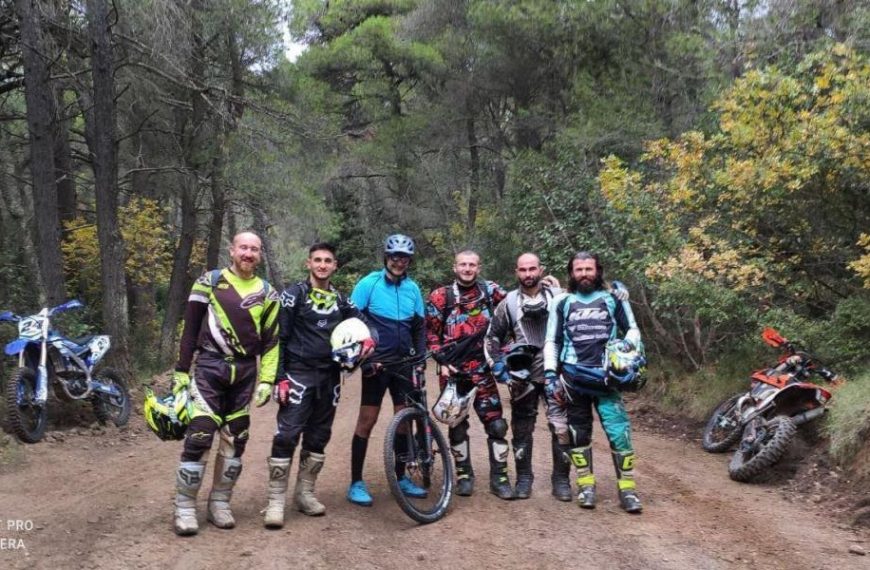 Δημοσιεύματα από Le Monde και Guardian για “διπλά βιβλία” ΕΟΔΥ και τη βόλτα Μητσοτάκη στην Πάρνηθα