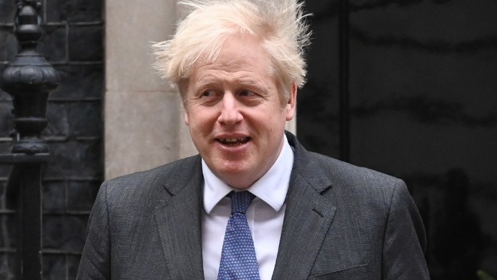 Έκκληση Τζόνσον στους Βρετανούς: Μην μετακινείστε – Τον “στρίμωξαν” οι δημοσιογράφοι