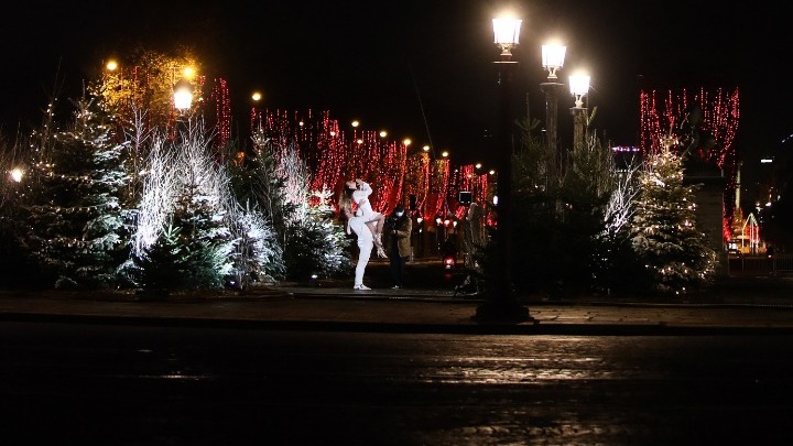 Η παρηγοριά των εμβολίων και η χαλάρωση των εορτών συγκρούονται με την πραγματικότητα