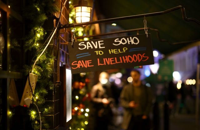 Κοροναϊός – Βρετανία : Διαμάχη κυβέρνησης με την επιστημονική κοινότητα για την άρση των μέτρων στις γιορτές