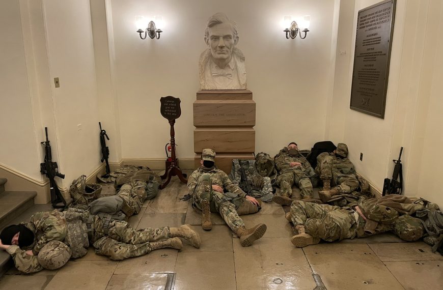 Στρατός στο Καπιτώλιο ενώ συζητείται η αποπομπή Τραμπ