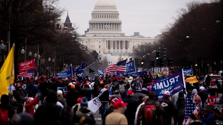 Χάος στις ΗΠΑ: Διαδηλωτές έχουν καταλάβει την αίθουσα της Γερουσίας