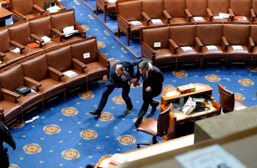 ABC: Αναφορές για πυροβολισμούς μέσα στο Καπιτώλιο – Φυγαδεύτηκε ο αντιπρόεδρος Πενς