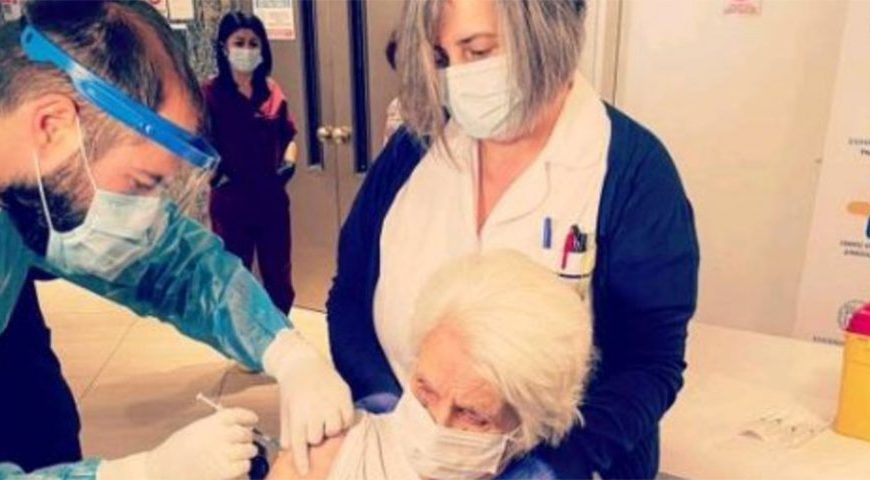 Κορoναϊός – Θεσσαλονίκη: 96χρονη επιζήσασα του Ολοκαυτώματος από τις πρώτες που εμβολιάστηκαν