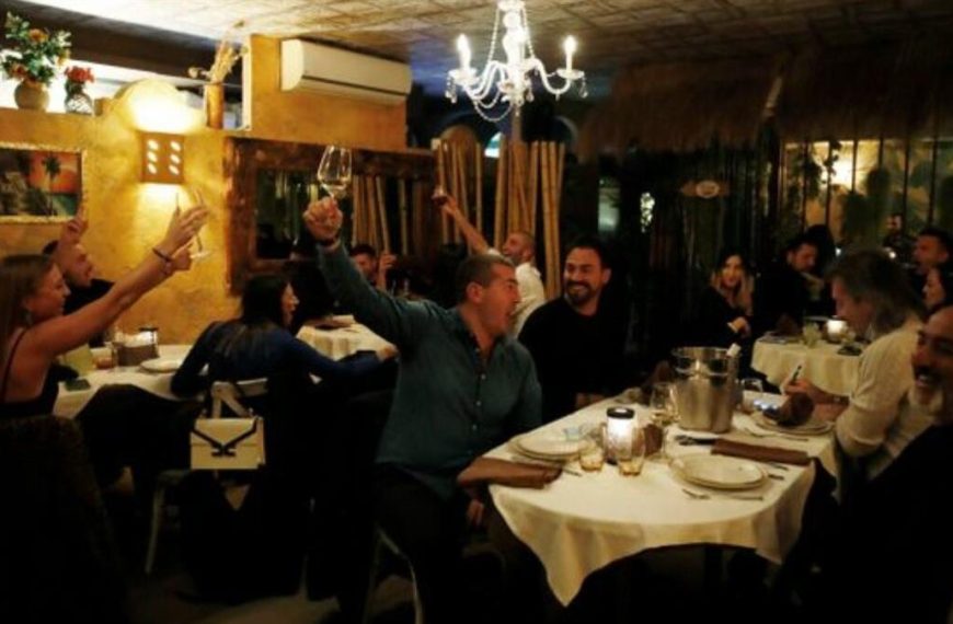 Ιταλία: Θαμώνες χωρίς μάσκες γέμισαν μπαρ και εστιατόρια, διώχνοντας την αστυνομία