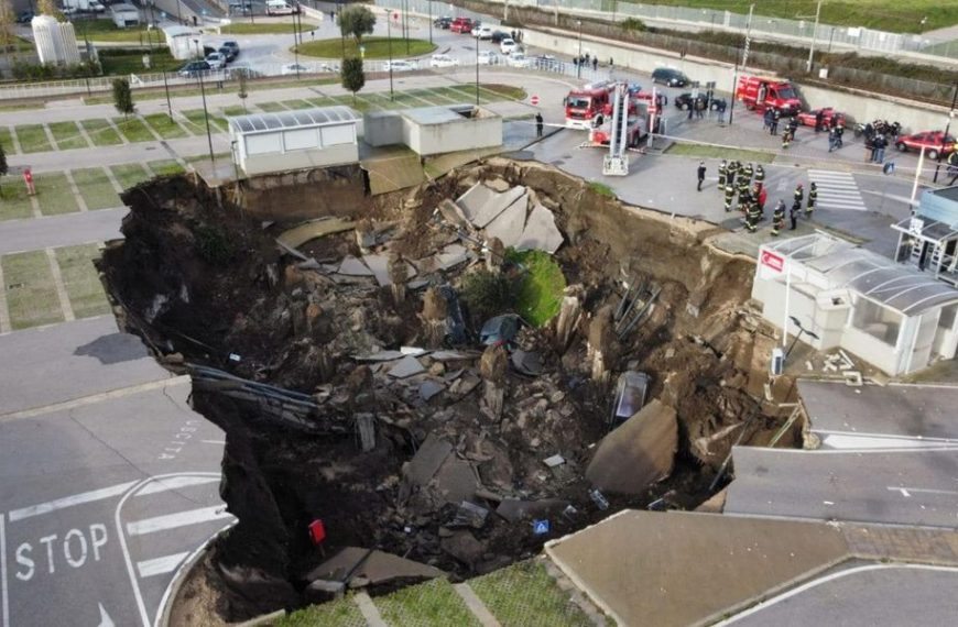 Ιταλία-Νάπολη: Μεγάλη υποχώρηση του εδάφους μπροστά στο νοσοκομείο της πόλης