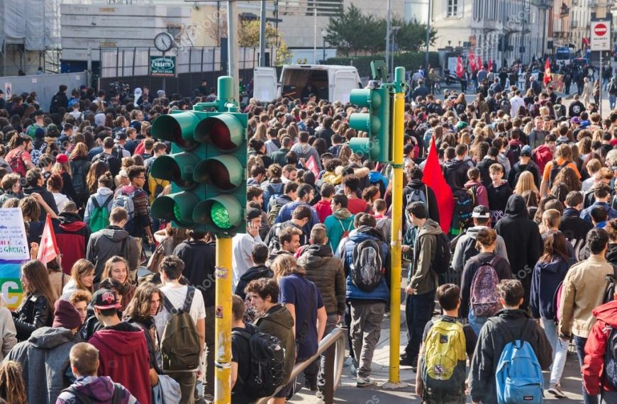 Ιταλία: Κυβερνητική κρίση προκαλεί η επιστροφή στα θρανία