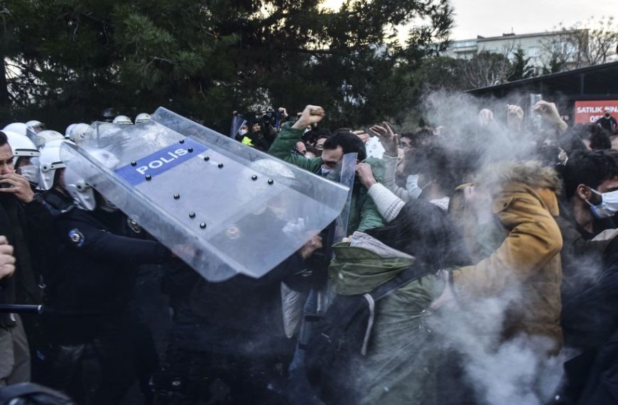 Κωνσταντινούπολη: Συλλήψεις και συγκρούσεις σε διαδήλωση φοιτητών για τον διορισμό πρύτανη από τον Ερντογάν (φώτο)