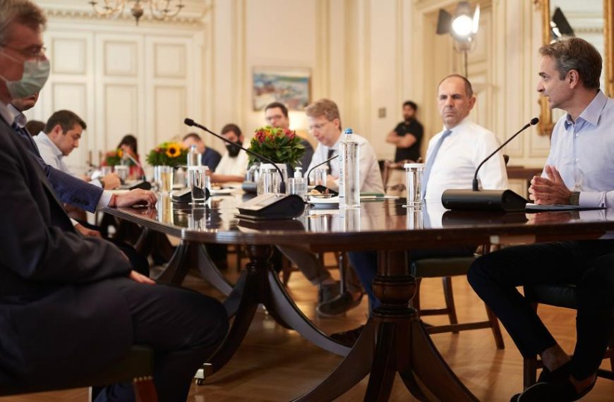 Σκέψεις για “κόσκινο” του Μαξίμου στις δημόσιες εμφανίσεις των λοιμωξιολόγων