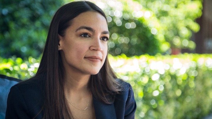 ΗΠΑ: Η Αλεξάντρια Οκάσιο – Κορτέζ κοντά στους πληγέντες στο Τέξας