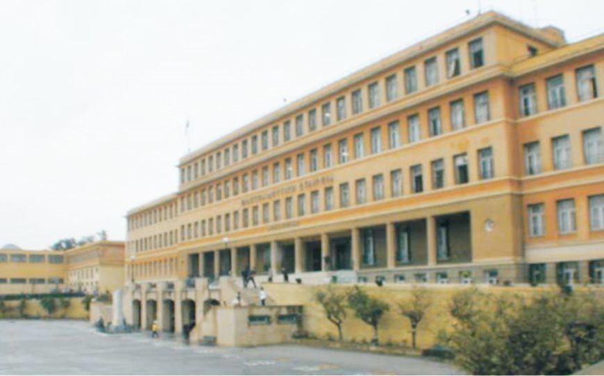 Επιστολή-ράπισμα αποφοίτου Τοσιτσείου – Αρσακείου προς Μπαμπινιώτη: Δεν μπορείτε πλέον να απειλείτε, καμία και κανένας δεν θα είναι μόνος του