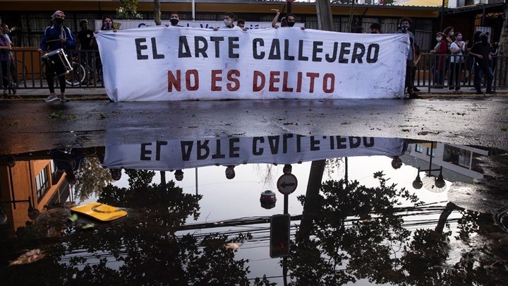 Χιλή: Εκατοντάδες αποχαιρέτισαν για τελευταία φορά καλλιτέχνη του δρόμου που έπεσε νεκρός από σφαίρες αστυνομικού