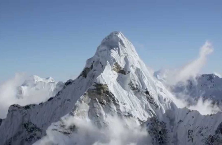 Δεκάδες εγκλωβισμένοι σε σήραγγα μετά από κατάρρευση τμήματος παγετώνα στα Ιμαλάια