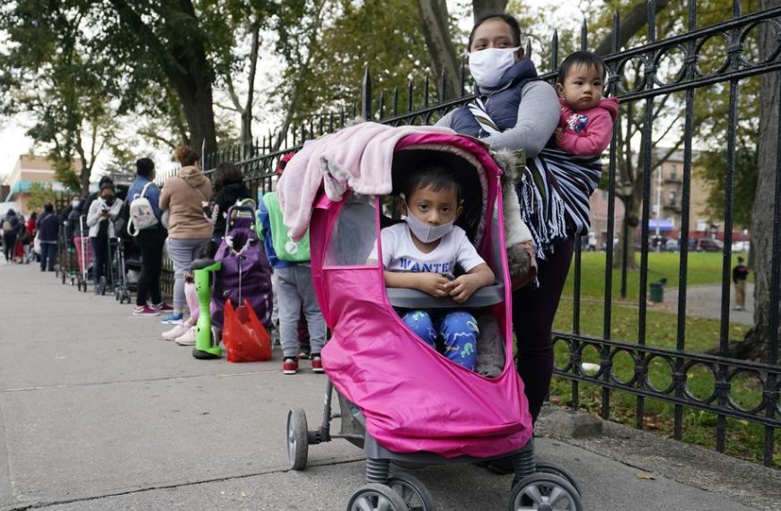 ΗΠΑ: Ο Τζο Μπάιντεν υπόσχεται στους μετανάστες ίση πρόσβαση στα εμβόλια