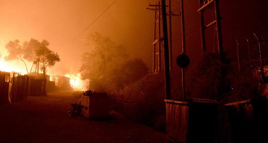 Νεκρό αγοράκι από φωτιά σε προσφυγική δομή στη Θήβα