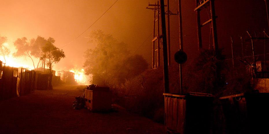 Νεκρό αγοράκι από φωτιά σε προσφυγική δομή στη Θήβα