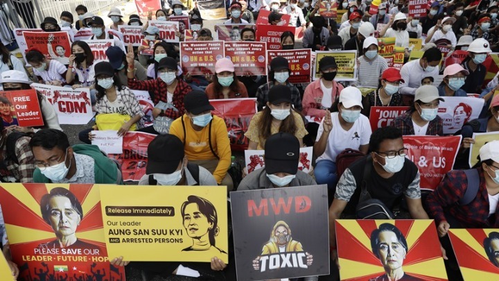 Χιλιάδες άνθρωποι διαδηλώνουν στη Μιανμάρ, παρά τους φόβους για κλιμάκωση της βίας