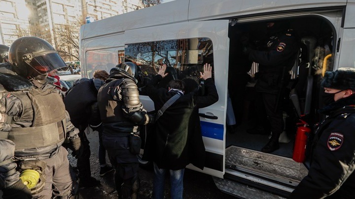 Υπόθεση Ναβάλνι: Η αστυνομία συνέλαβε 112 ανθρώπους κοντά στο δικαστήριο της Μόσχας