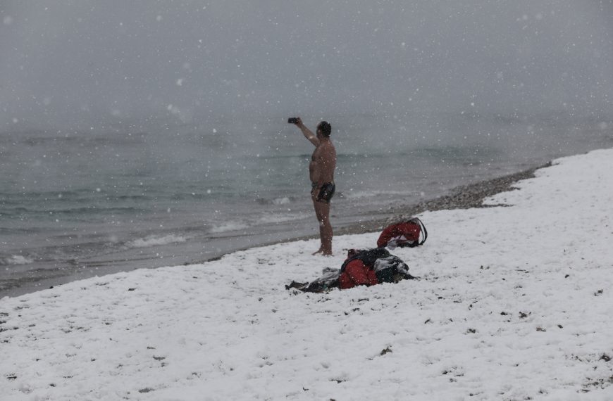Π. Φάληρο: Χειμερινός κολυμβητής στη …χιονισμένη παραλία