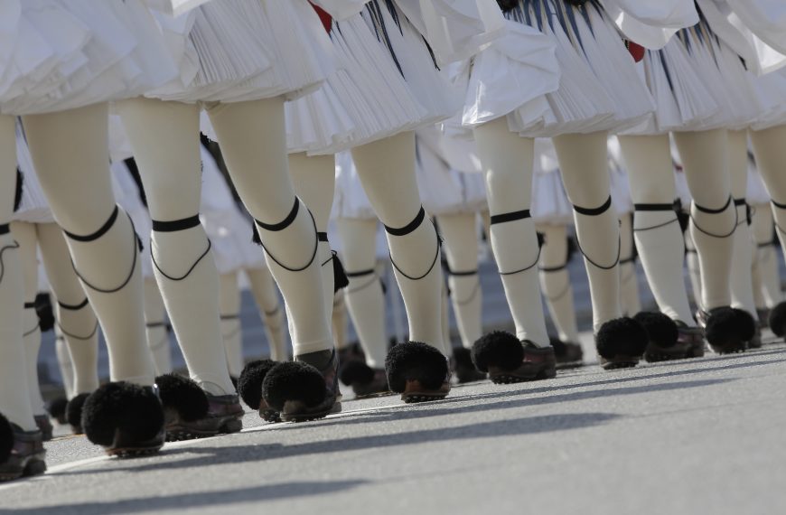 Εντυπωσιακή παρέλαση με εξαιρετική (τηλεοπτική) σκηνοθεσία- Απουσίασε, έστω και συμβολικά, η συμμετοχή του λαού