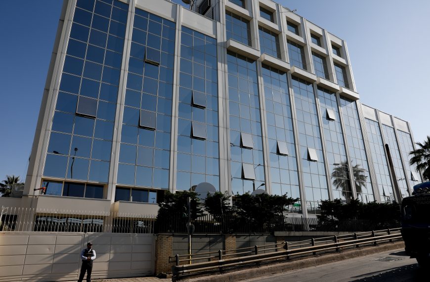 Επίθεση με μολότοφ στο κτίριο του ΣΚΑΪ – Μικρές υλικές ζημιές