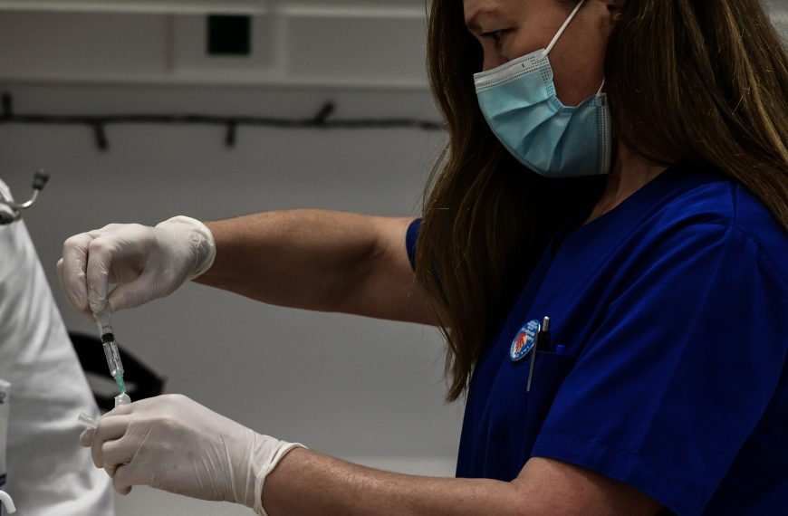 Ελλάδα: Συνεχίζονται κανονικά οι εμβολιασμοί με AstraZeneca – “Ακολουθούμε τις οδηγίες του ΕΜΑ”