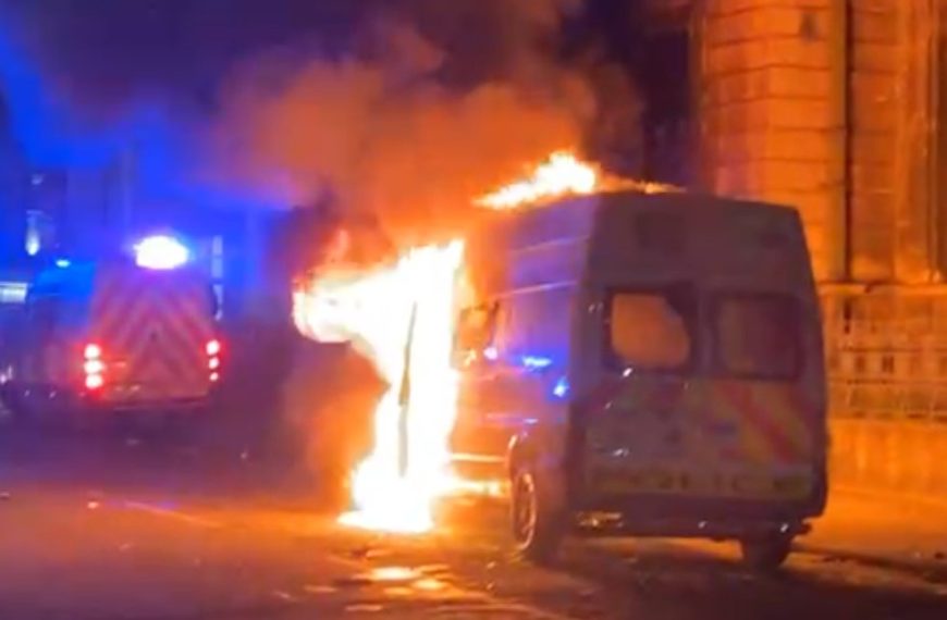 Βρετανία: Σοβαρά επεισόδια στο Μπρίστολ μετά από διαδήλωση κατά του νομοσχεδίου που δίνει υπερεξουσίες στην αστυνομία