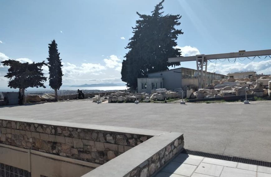 Φωτογραφίες πολιτών από το «τσιμέντωμα» στην Ακρόπολη κατακλύζουν το διαδίκτυο