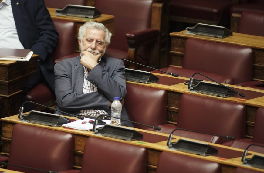 Δρίτσας: Μπαρούφες και περιφερόμενες “μεγαλειότητες”…