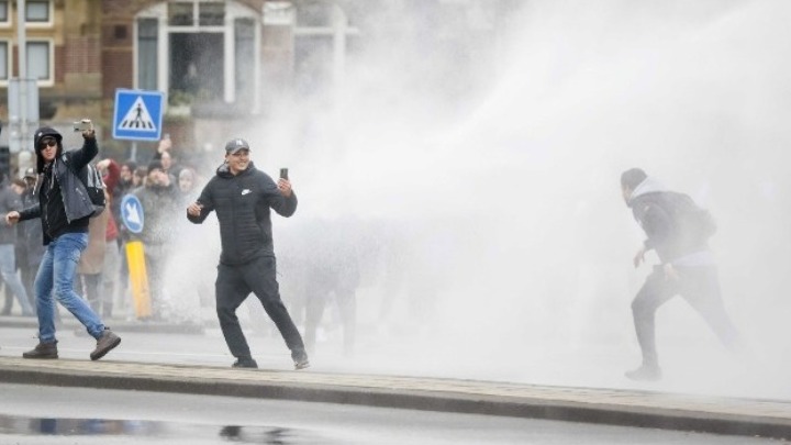 Ολλανδία: Η αστυνομία διέλυσε το πλήθος που διαμαρτυρόταν για τα περιοριστικά μέτρα στη Χάγη