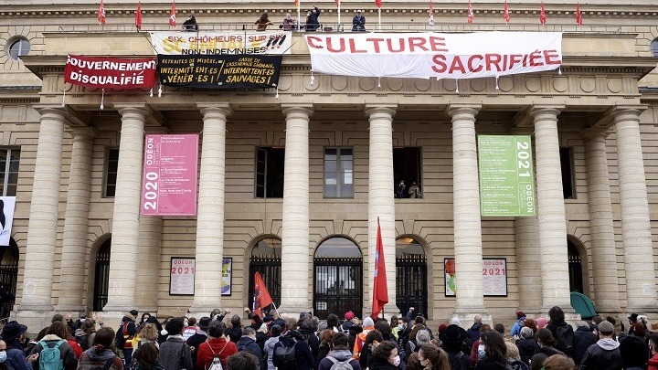 Γαλλία: Εργαζόμενοι στον χώρο του θεάματος κάνουν καταλήψεις σε θέατρα για να καταγγείλουν το κλείσιμό τους